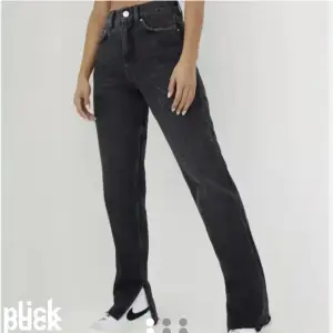 Helt nya jeans med prislapp på. Säljer pga de inte kommer till användning. Orginalpris-599 (pris vid snabb affär kan diskuteras) 