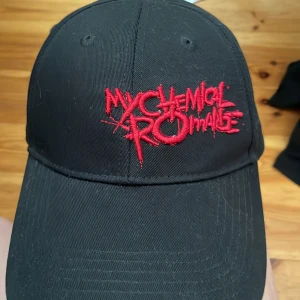 my chemical romance keps  - jag älskar verkligen denna keps men använder aldrig kepsar då jag inte gillar hur det känns med kepsar:/ köpt i london för nästan 300 svenska kronor används cirka två gånger 