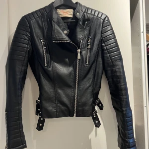 Chiquelle moto jacket - Fint skick, reglerbara bälten på sidorna
