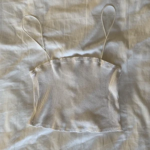 Supersöt top!💋 - En jättegullig top med räfflor och spaghettistraps! Den är super som all-around linne och passar till allt! Är i nyskick!💋