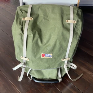 Fjäll räven  - Super fin vintage fjäll räven. Original fjäll räven. Mått: Höjd 60cm bredd 40cm💕 Knappt andvänd. Skriv gärna till oss först innan ni köper❤️