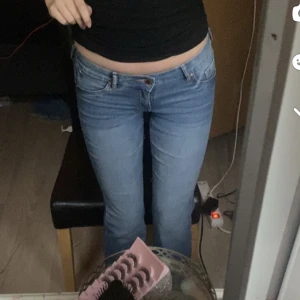 Lågmidjade jeans  - Lågmidjade jeans från hm endast använda Max 3 gånger. Säljer då dom va lite korta för mig. Storlek S men väldigt stretchiga 