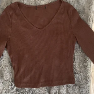 Tröja - Brun ribbad långärmad tröja i storlek S. Säljer då den inte kommer till användning. Skriv privat för fler bilder. Pris kan diskuteras!