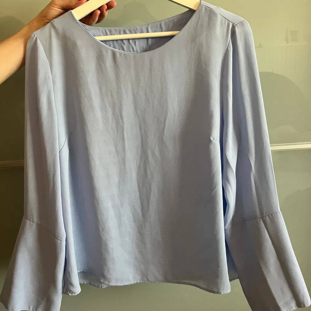 Blå blus från Gina Tricot i storlek 38 💙 . Tröjor & Koftor.