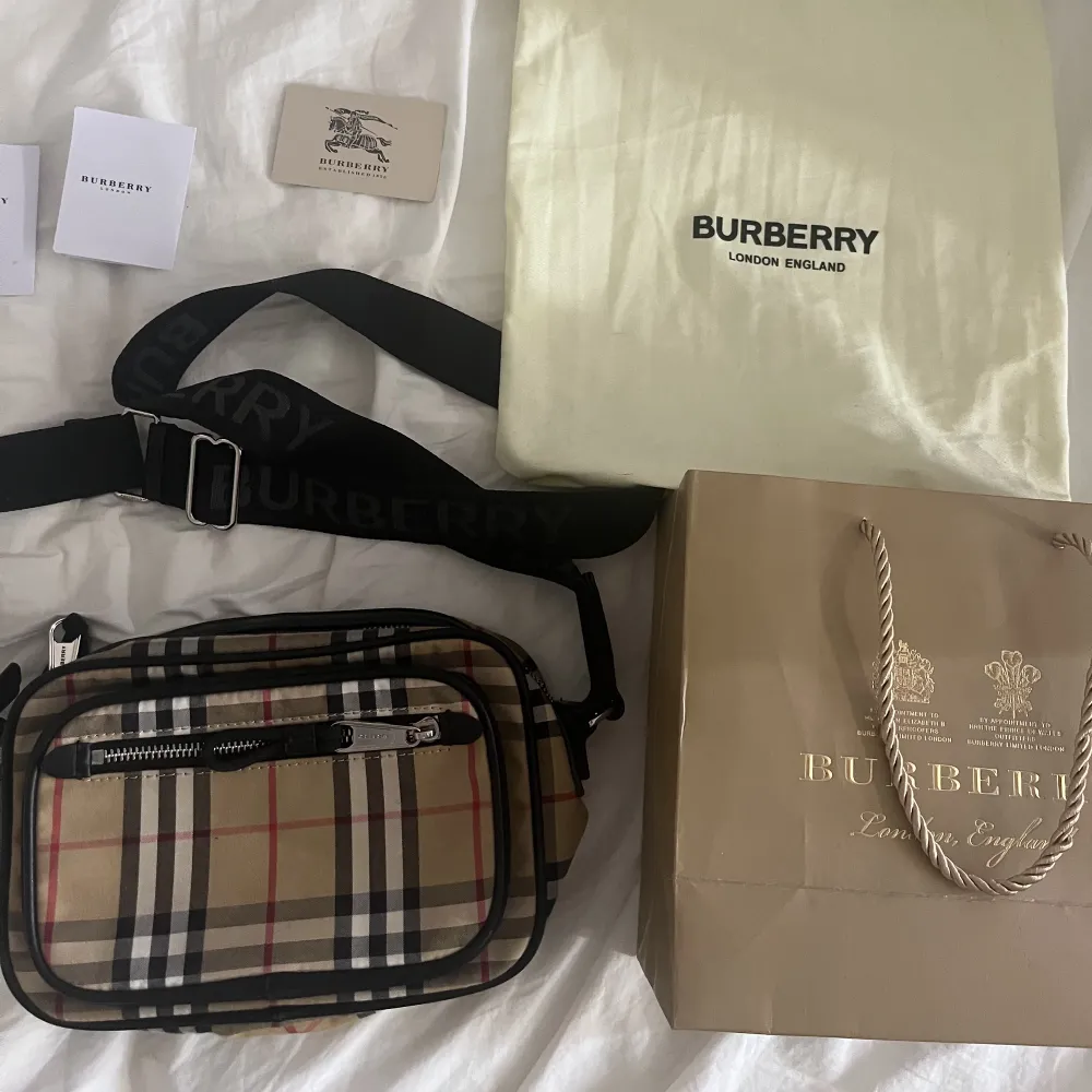 Burberry väska köpt i london För fler bilder i dm. Väskor.