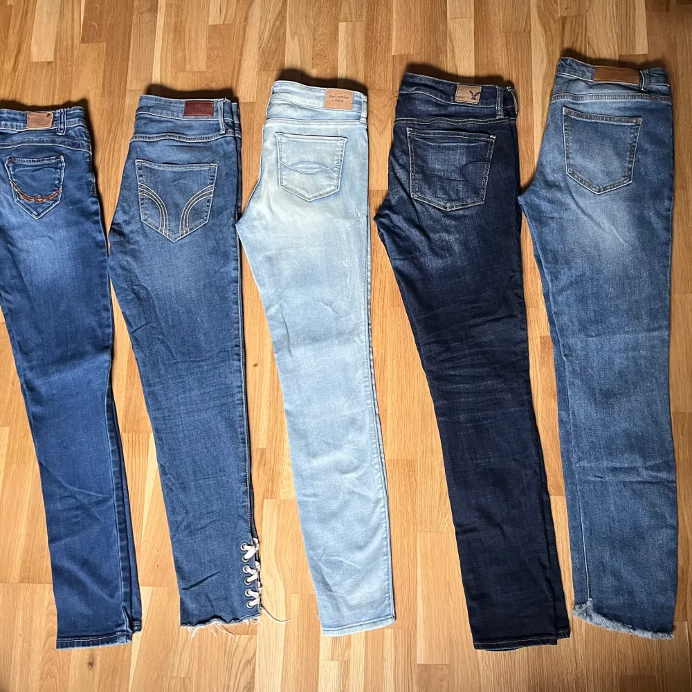 Ett paket med 5par jeans, Alla för 200kr storlek  28”/ 38 / M  1par Hollister, 1par Abercrombie, 1par American Eagle, 1 par Toxic,  1par Noisy May. Jeans & Byxor.