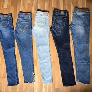 Ett paket med 5par jeans, Alla för 200kr storlek  28”/ 38 / M  1par Hollister, 1par Abercrombie, 1par American Eagle, 1 par Toxic,  1par Noisy May