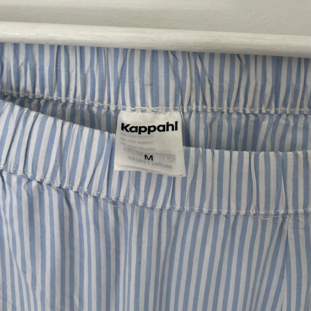 Randiga vida pyjamasbyxor från Kappahl i storlek M.. Jeans & Byxor.