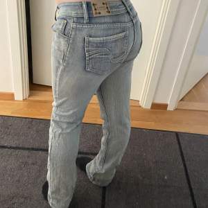 Low waist bootcut vintage jeans med snygga fickor. Hittar ingen storlek men skulle gissa på runt 36. Jag är 165 så jeansen passar dom som är runt min längd :) fråga om ni har frågor 