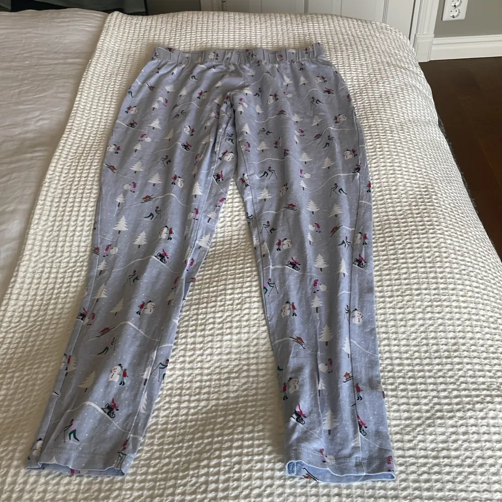 Ett par super fina pyjamasbyxor som är perfekt till vintern dom är super sköna och stretchiga💙. Jeans & Byxor.