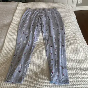 Ett par super fina pyjamasbyxor som är perfekt till vintern dom är super sköna och stretchiga💙