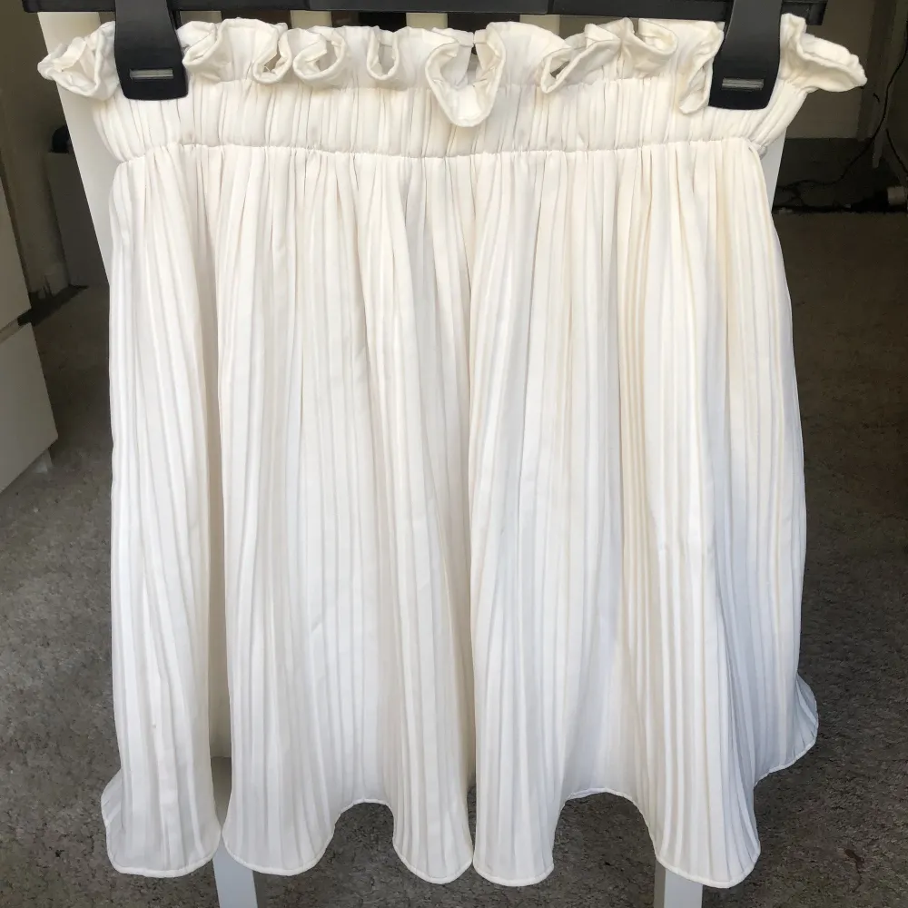 Supersöt vit plisserad kjol från gina tricot. Storlek 38, men skulle säga att den även passar både 36 och 40. Har en superelastisk midja! Går till över knät på mig som är 168cm lång. Aldrig använd, så nyskick! 🤩. Kjolar.