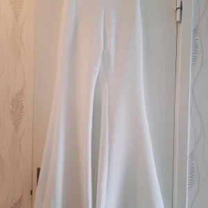 Set topp o byxor - Byxor passar om man har XS i storleken, topp kan passa S o XS, kläderba är nya bara provade. I priset ingår frakten