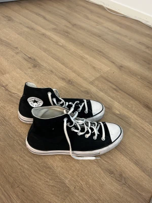 Converse skor svarta HERR  - Jag har haft dom i runt 1 år och de är i bra skick. Inga slitsar eller skador. 