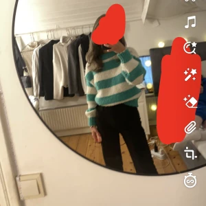 tröja - säljer denna fina stickade tröja från vera moda då den inte kommer till användning, den är i väldigt bra skick💚💚🤍strl xs-s