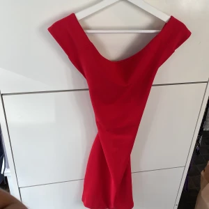 Röd kort klänning  - Röd ryg klänning med korsad rygg och tjockt material, mycket stretchig och bekväm 