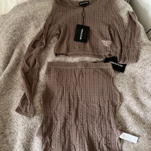 Beigt meshset, strl S - Helt nytt beiget set från PLT Pretty Little Thing, aldrig använt, perfekt till sommaren, cut outs på ärmarna och kjolen. 60kr exkl frakt🥰