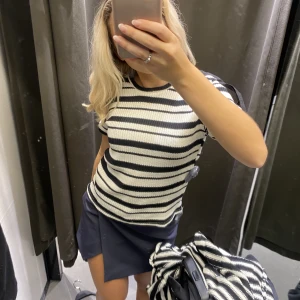Topp zara - Jättesöt Stickad t-shirt från zara, använd en gång köpt nyligen, Storlek S lite för stor för mig därför kommer ej till användning💕 pris kan diskuteras! 