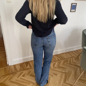 Low waisted jeans  - Suuuuupersnygga oanvända jeans från Zara, strl M. Sitter grymt, långa och låga i midjan. Passar både XS-M, beroende på hur tight man vill ha dom! Jag är en M (((: 