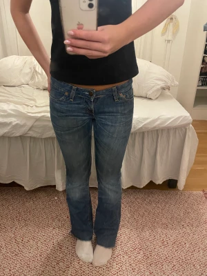 lågmidjade jeans - för snygga lågmidjade jeans !!❤️‍🔥❤️‍🔥 dem är ifrån Levis och är sjukt snyggaaa