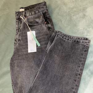 Säljer dessa helt nya 90s petite jeans från Gina tricot, med prislappen kvar i storlek 34 :)