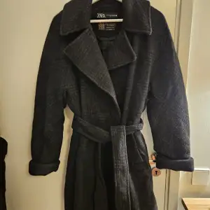 Selling this beautiful Zara wool coat. Only worn a couple of times two winters ago, in very good condition. It is an oversize style and very warm! 56% wool  If more pictures are needed, I can send 😊