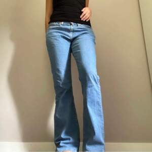Ljusblå Levis jeans ❤️ midjemått:76cm & innerbenslängd: 81cm