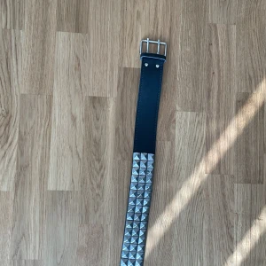 Bälte - Nitbälte i storlek M vet inte riktigt hur långt exakt men runt 1m långt kanske lite mindre