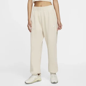 Mjukisbyxor - Säljer dessa Nike mjukisbyxor helt oanvända. Skriv för fler bilder!  Originalpris 700/800kr beroende på vart man köpt. Mina kosta över 700kr.