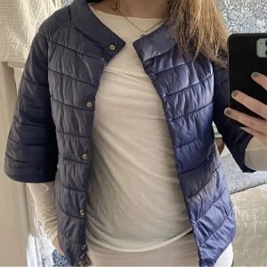 Trekvartsärmad jacka - Intressekoll på en sjukt snygg heroliknande jacka ⚡️⚡️ storlek M men passar nog S & XS också! Köpt här på plick och jackan har inga defekter.  Hör av er för fler bilder. Köparen står för frakten!!!