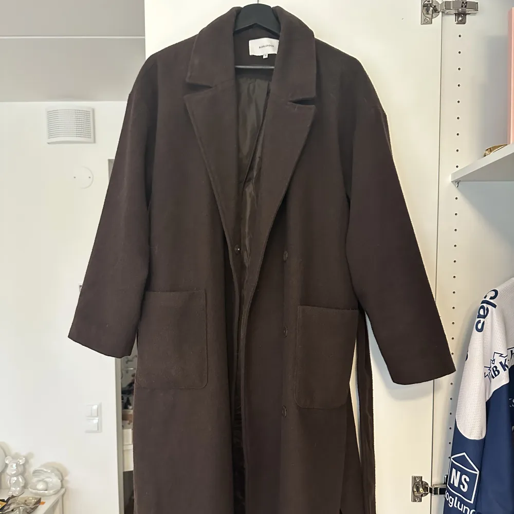 https://www.bubbleroom.se/p/bubbleroom/klader/jackor-kappor/kappor/alemah-oversized-coat-dark-brown Använd en halv höst, väldigt bra skick. Storlek 40, funkar också på 38. Frakta eller mötas upp i Stockholm!  Kan sänka priset. Tvättas innan den säljs :) . Jackor.