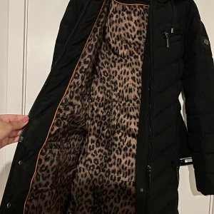 Hollies jacka  - Figursydd. Bra skick.   Sista bilden - hål vid höger armhåla. 