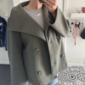 Kappa  - Säljer mina jättefina gröna kappa då den inte kommer till användning , aldrig använd !💕