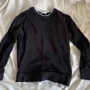Svar sweatshirt  - Svart sweatshirt från Mango. Jättebra skick💕Skicka för fler bilder eller för att se hur den sitter på.
