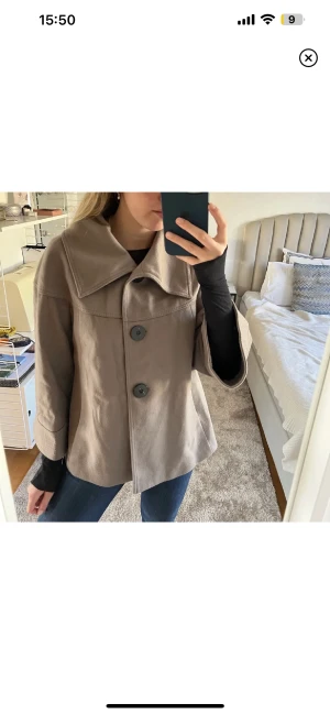 Trekvartsärm kappa  - Säljer denna as snygga kappa då den ej kommer till användning längre 💕