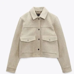 Zara jacka  - Fin zara jacka som tyvärr aldrig har kommit till användning och har därför inte defekter. Kan mötas upp i Sthlm men annars är det post som gäller. Hör gärna av er vid någon fråga så försöker jag svara så snabbt som möjligt💗 Kom gärna med prisförslag!