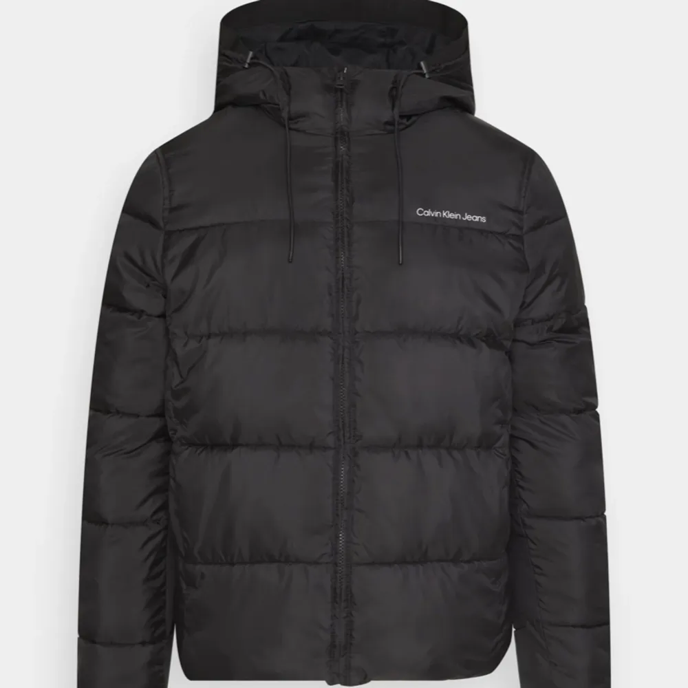 Pufferjacket från Calvin Klein. Den är Unisex. Nypris är 2199. Helt ny och inga defekter. Väldigt varm jacka. . Jackor.