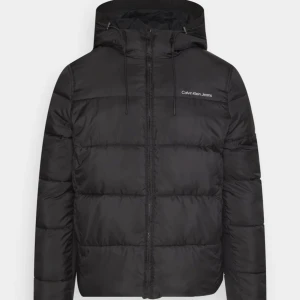 Calvin Klein jacka  - Pufferjacket från Calvin Klein. Den är Unisex. Nypris är 2199. Helt ny och inga defekter. Väldigt varm jacka. 