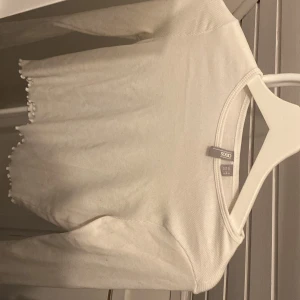Asos topp - Vit söt topp från asos, säljer ej pga den ej kommer till användning. Bra skick, men pyttelite nopprig på något ställe.