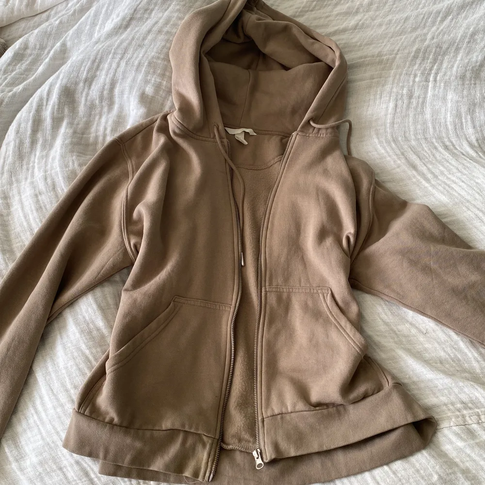 Jätte mysig beige zip up hoodie i strl M,  passar perfekt nu till hösten och är väldigt gosig inuti, använd fåtal gånger🤍. Hoodies.