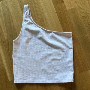 Toppar stl S  - Ljusrosa kortare toppar. Crop tops  Enaxlad från ginatricot stl S  Kortärmad från Only stl S 