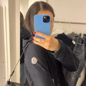 Moncler jacka - Säljer nu min marinblåa moncler jacka med luva. Storlek är lite oklart men skulle säga xs-s. Skriv för fler bilder så fixar jag🤍Pris går även att diskuteras!!🙌🏻(FRAKTEN STÄMMER EJ)