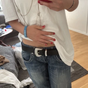 Skärp - Asballt bälte med diamant spänne. Andvänt två gånger då jag inte tyckt de passet min stil, hoppas det får en ny ägare!