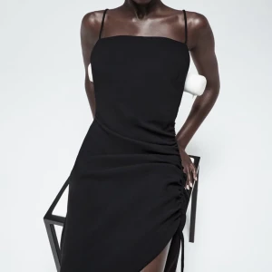 Klänning  - Klänning från zara helt oanvänd med prislapp kvar. Storlek M. Köpt för 399kr säljes för 150kr