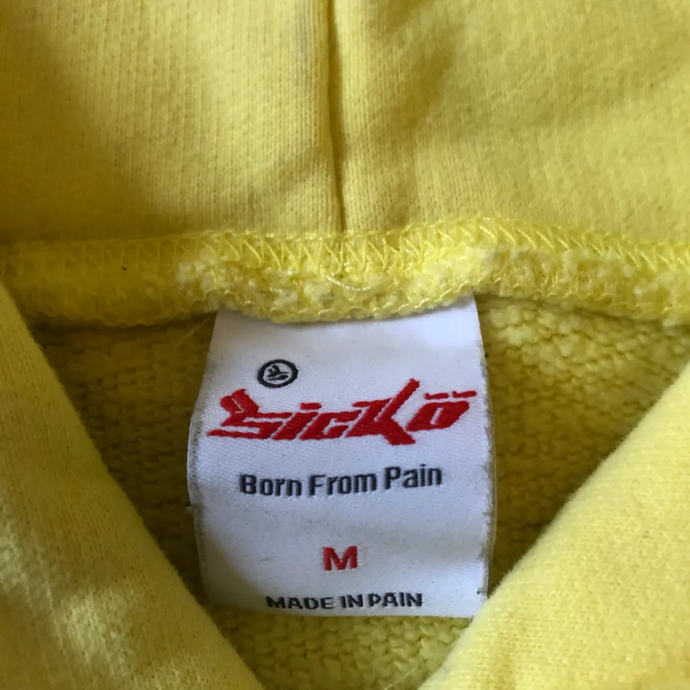 En gul hoodie från Ian Connors märke ”Sicko”. Knappt använd. Det är en rep men ser exakt ut som originalet utan några flaws.. Hoodies.