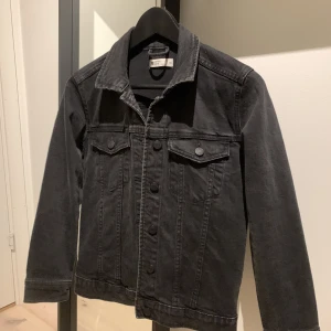 Jeansjacka från gina - En sparsamt använd jeansjacka från ginatricot!  Kontakta mig jättegärna vid frågor🤍 använd köp nu!