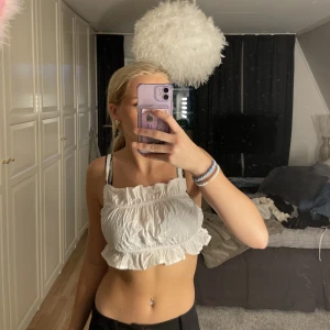 Topp - 2 jätte söta toppar, aldrig använda, svarta är stl xxs, vita är S . Säljer båda tillsammans, hör av dig om du bara vill ha 1! 