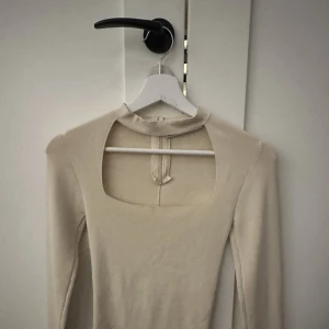 Zara topp - Jätte fin och trendig långärmad tröja ifrån zara, oanvänd men lappen är av 
