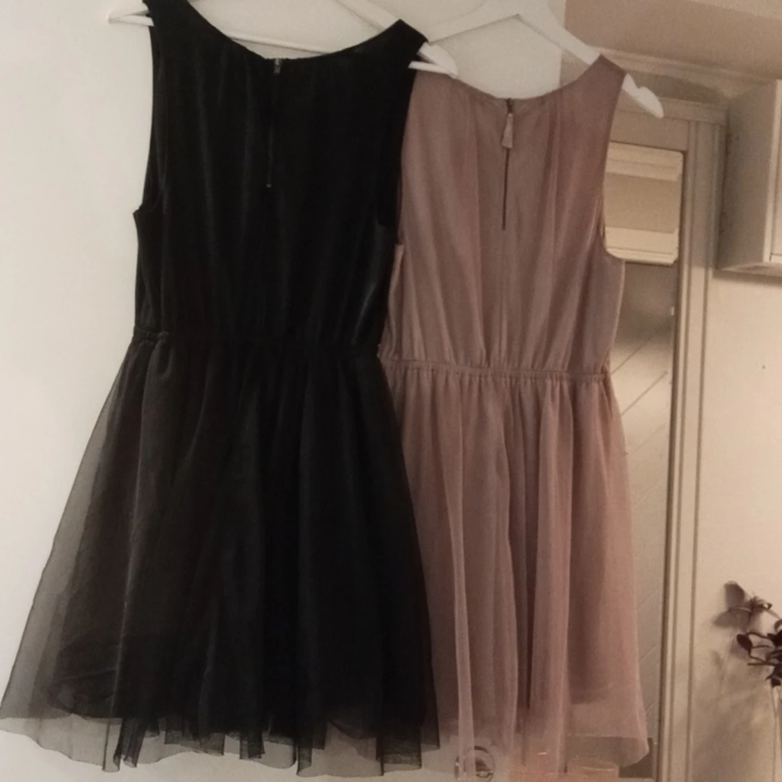 2 klänningar med tyll nedtill stl 42 - 90