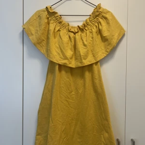Klänning - Off shoulder klänning från H&M i storlek XS 